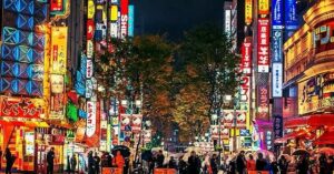 도쿄여행, 일본여행추천, 도쿄시내의 사람들과 간판, 네온사인 전경