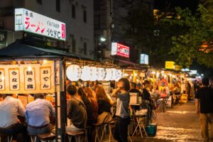 도쿄여행, 오사카맛집, 삿포로여행, 일본여행추천지5, 후쿠오카의 길거리 포장마차와 포장마차에서 음식을 먹는 사람들